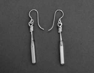 Örhängen "Virad".
Silver (1983).
Pris 850 kr/par. Örhängen "Virad".
Silver (1983).
Pris 850 kr/par.